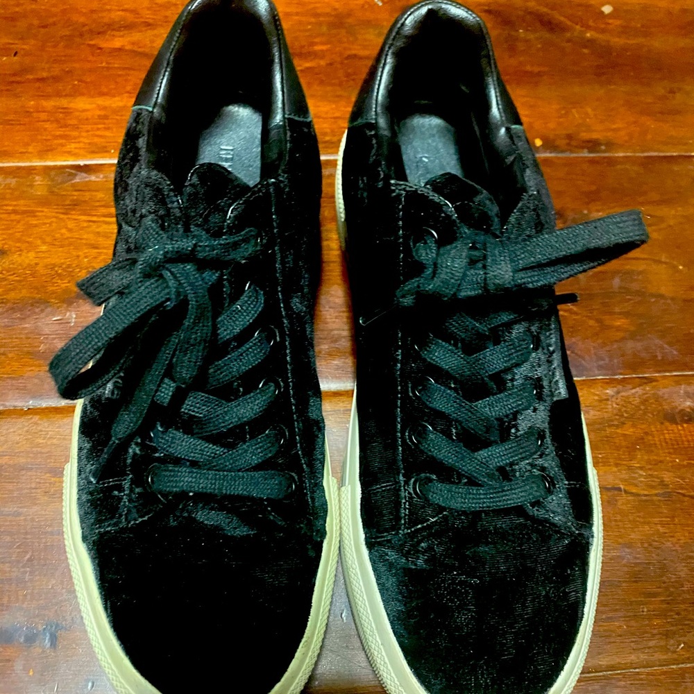 Velvet - Picture 2 of 6